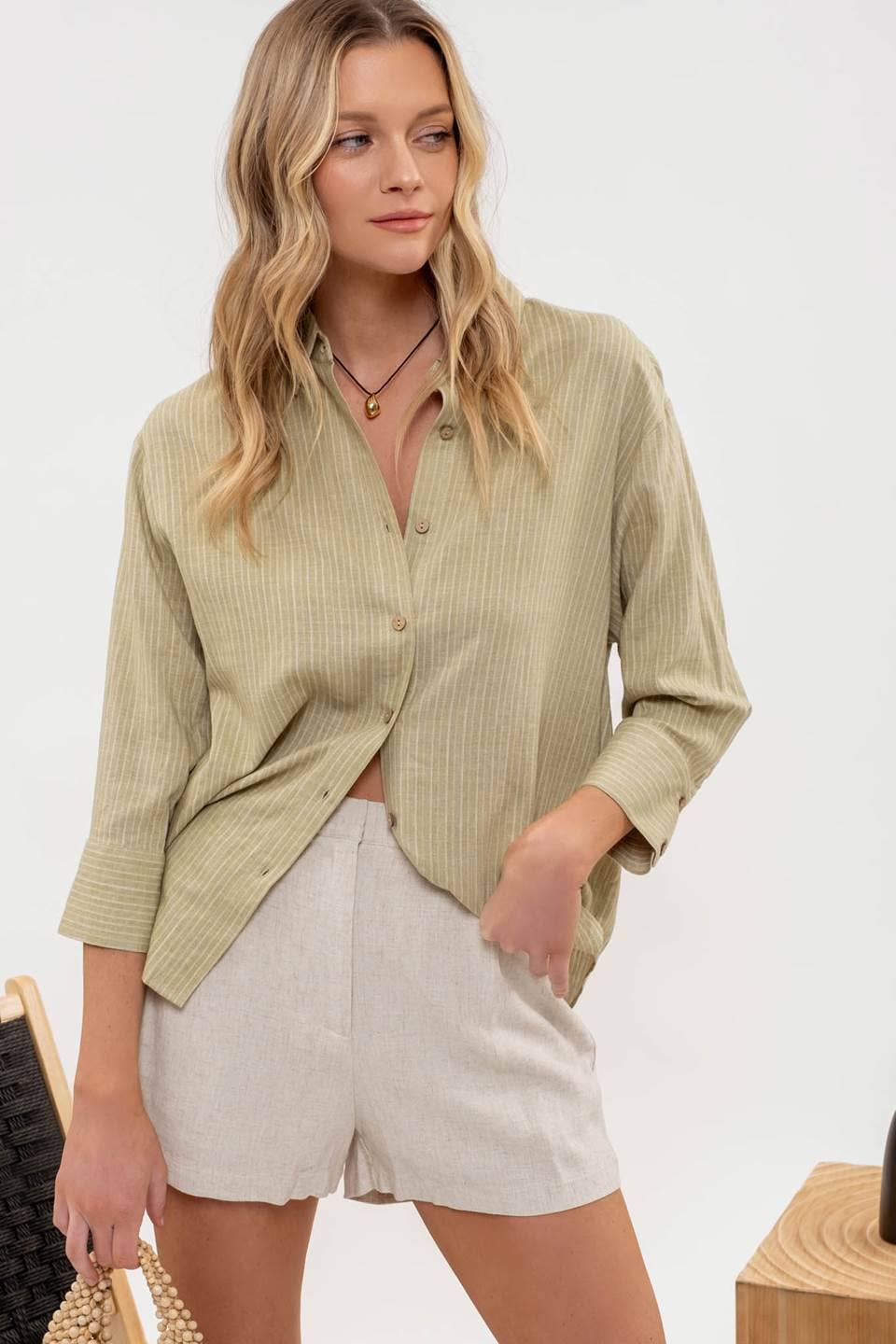 STRIPE COLLARED BUTTON DOWN TAB SLEEVE SHIRT: BEIGE