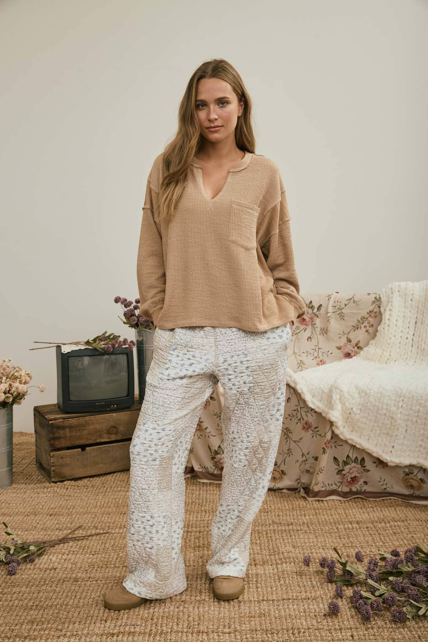 SPLIT NECK RAW EDGE LONG SLEEVE RIBBED KNIT TOP : KHAKI