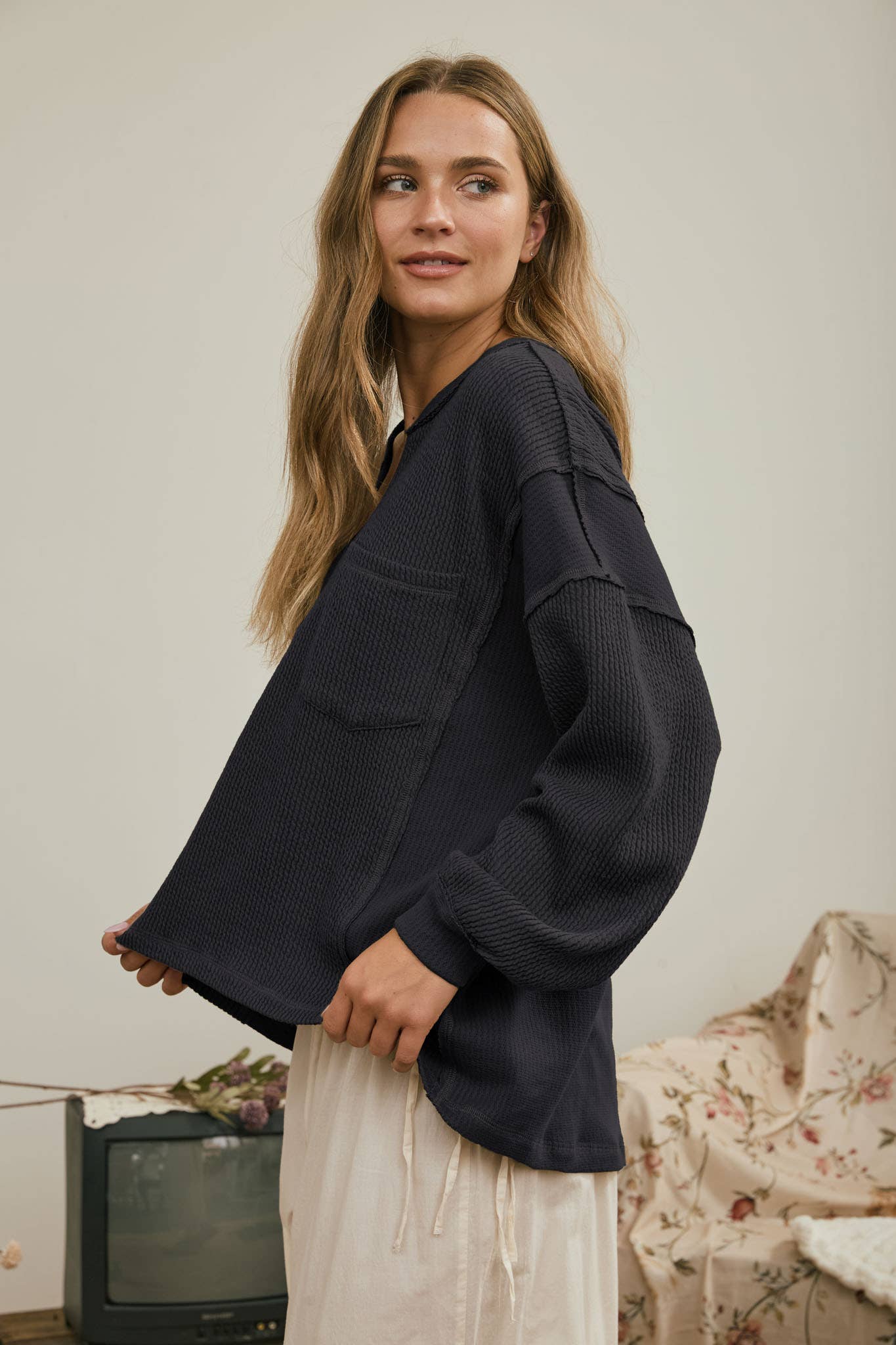 SPLIT NECK RAW EDGE LONG SLEEVE RIBBED KNIT TOP : KHAKI