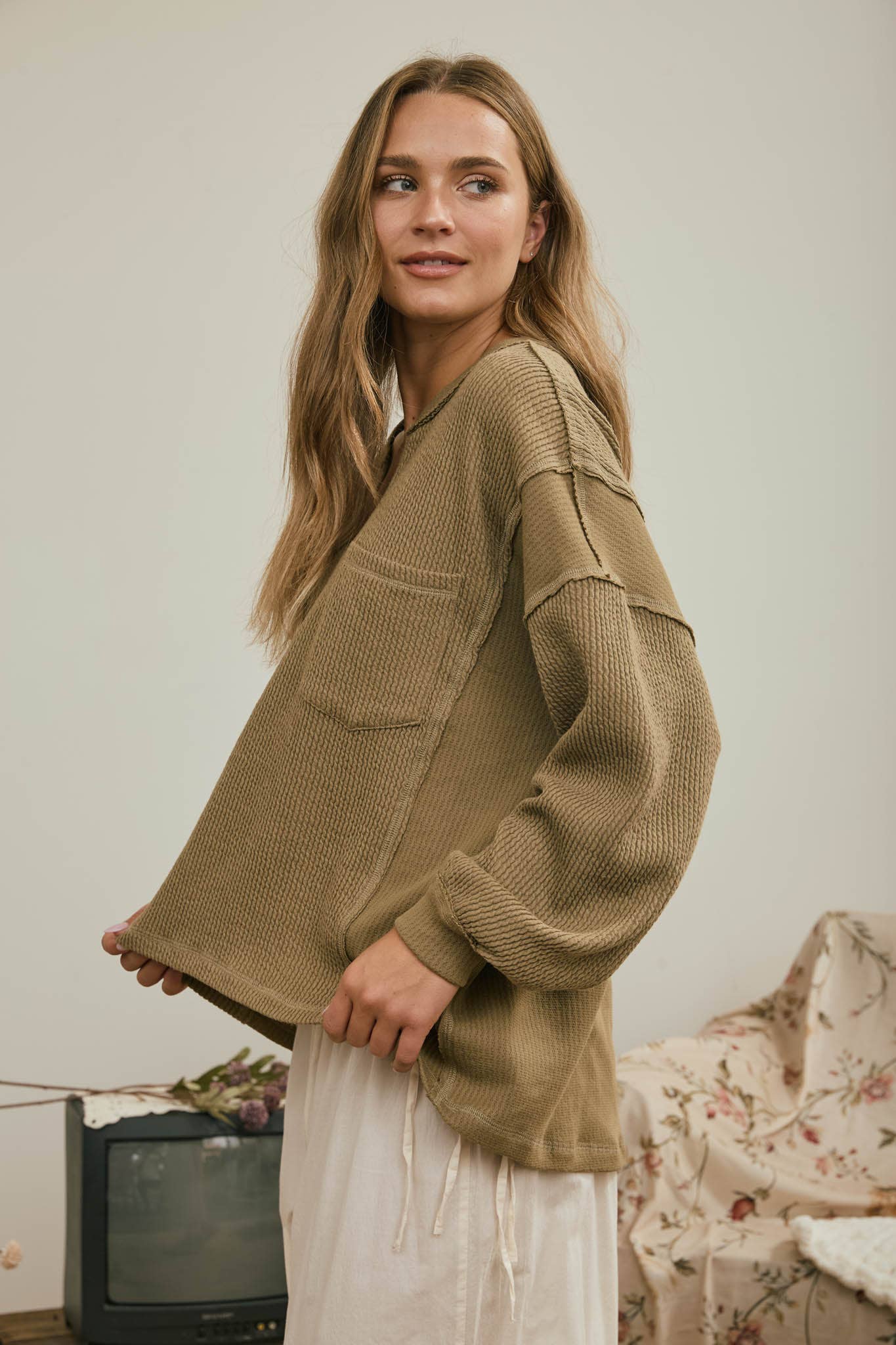 SPLIT NECK RAW EDGE LONG SLEEVE RIBBED KNIT TOP : KHAKI