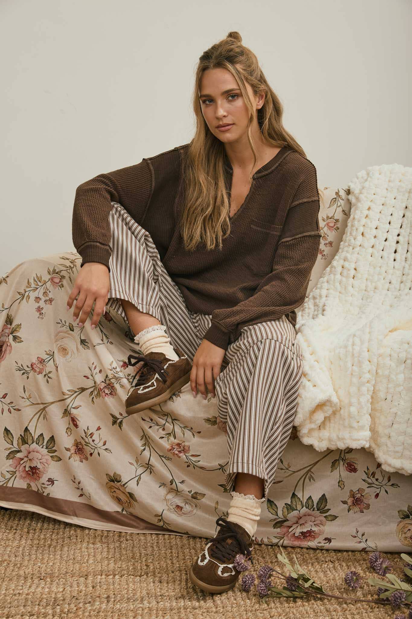 SPLIT NECK RAW EDGE LONG SLEEVE RIBBED KNIT TOP : KHAKI