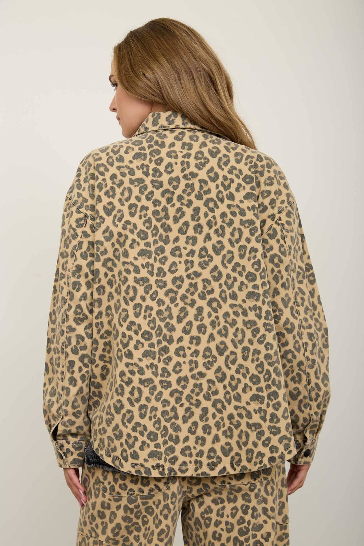 LEOPARD PRINT COLLARED BUTTON DOWN SHACKET : BROWN