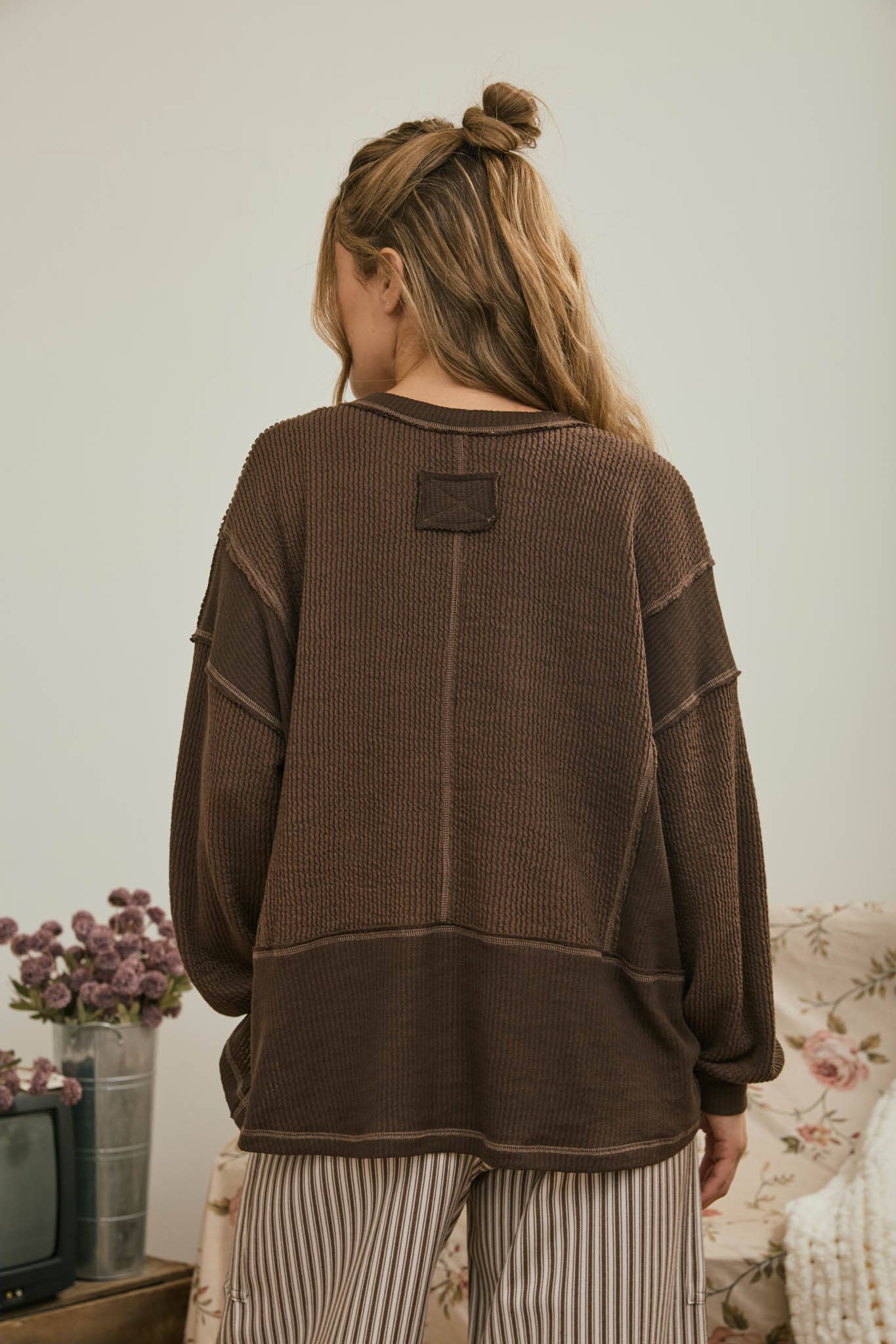 SPLIT NECK RAW EDGE LONG SLEEVE RIBBED KNIT TOP : KHAKI