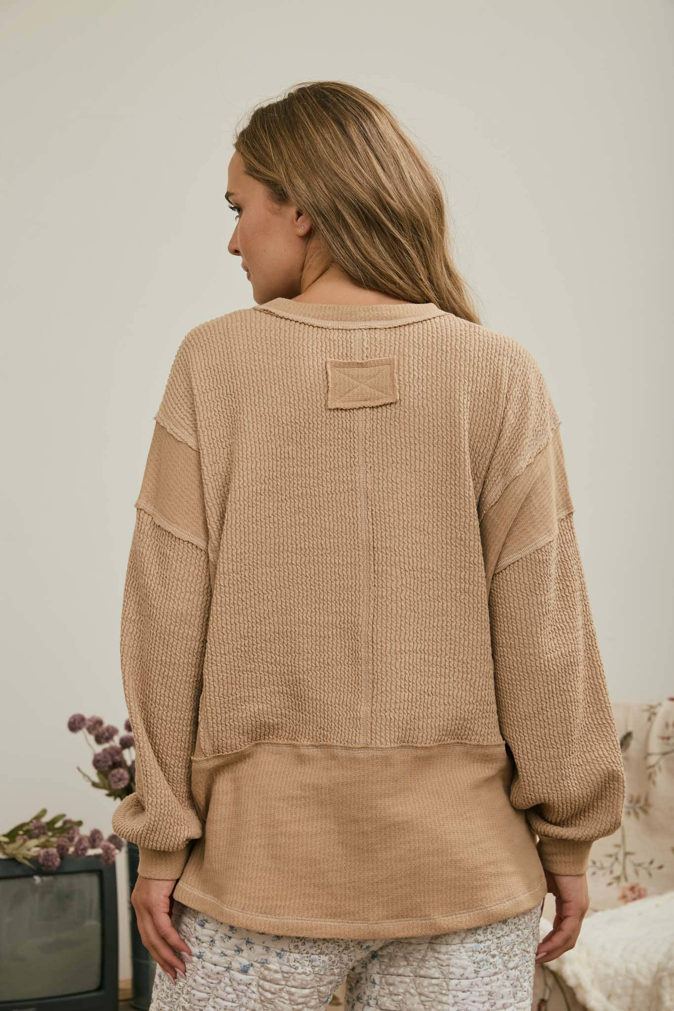 SPLIT NECK RAW EDGE LONG SLEEVE RIBBED KNIT TOP : KHAKI