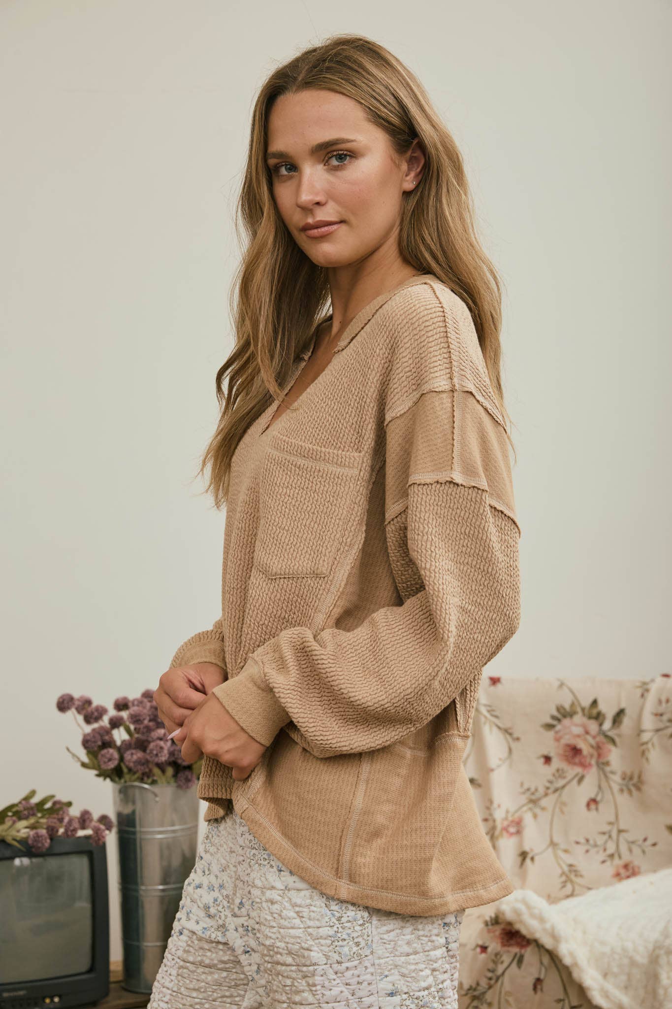 SPLIT NECK RAW EDGE LONG SLEEVE RIBBED KNIT TOP : KHAKI