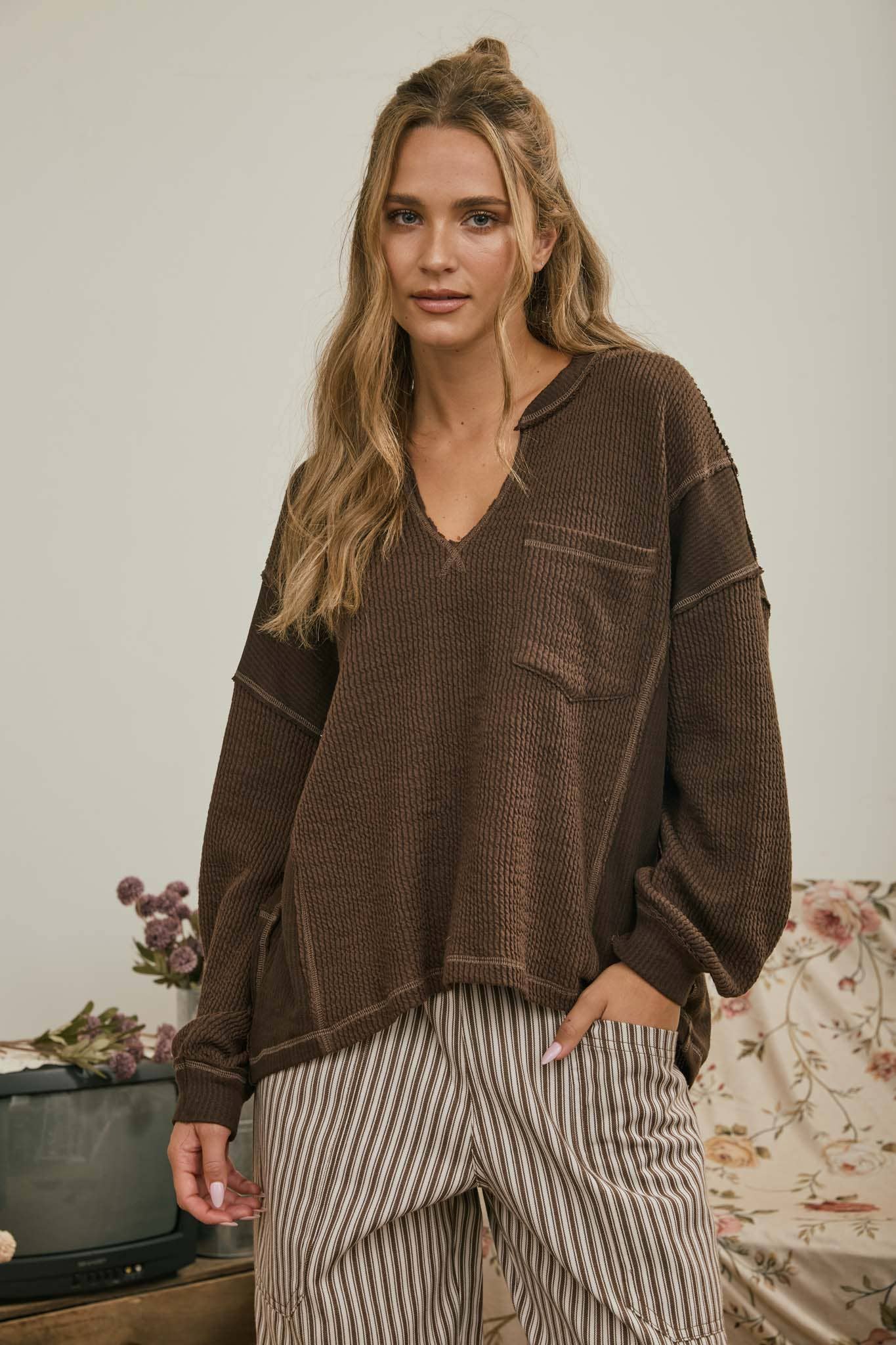 SPLIT NECK RAW EDGE LONG SLEEVE RIBBED KNIT TOP : KHAKI
