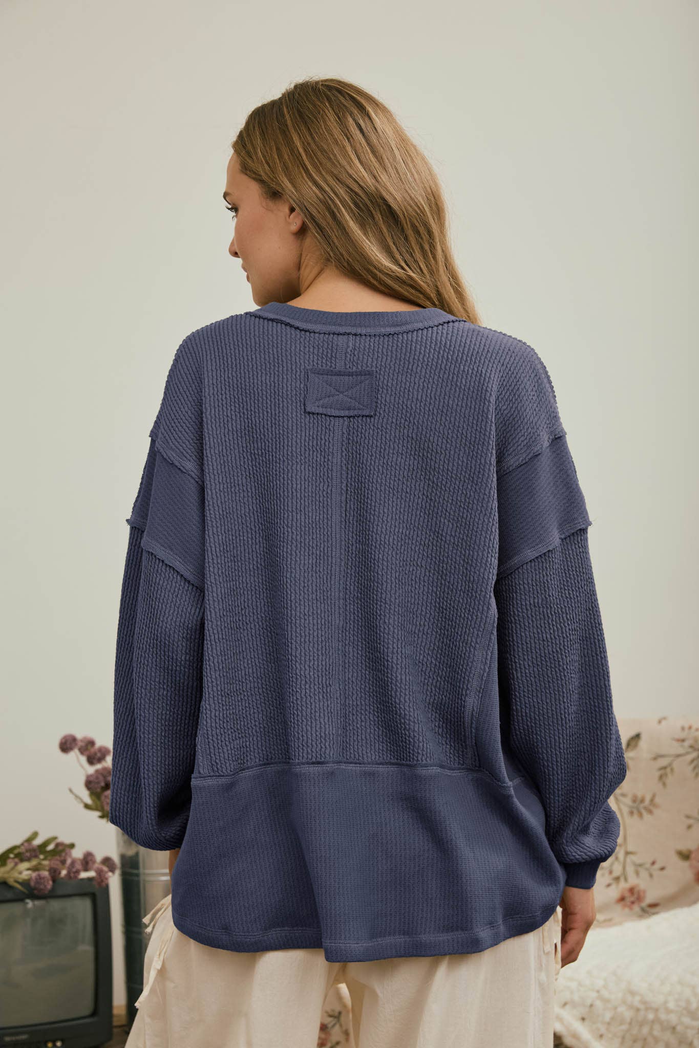 SPLIT NECK RAW EDGE LONG SLEEVE RIBBED KNIT TOP : KHAKI