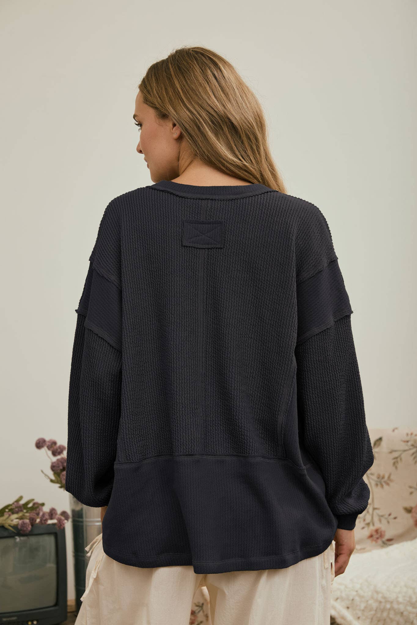 SPLIT NECK RAW EDGE LONG SLEEVE RIBBED KNIT TOP : KHAKI