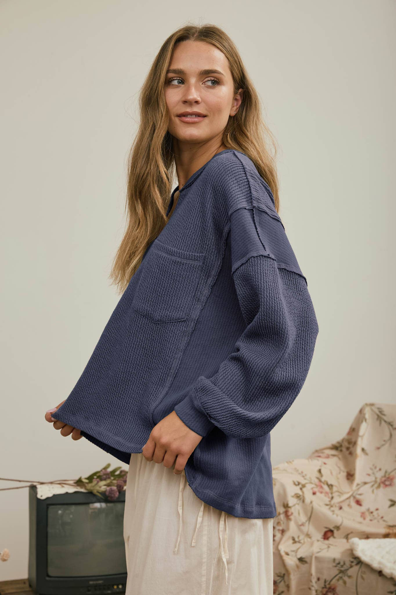 SPLIT NECK RAW EDGE LONG SLEEVE RIBBED KNIT TOP : KHAKI