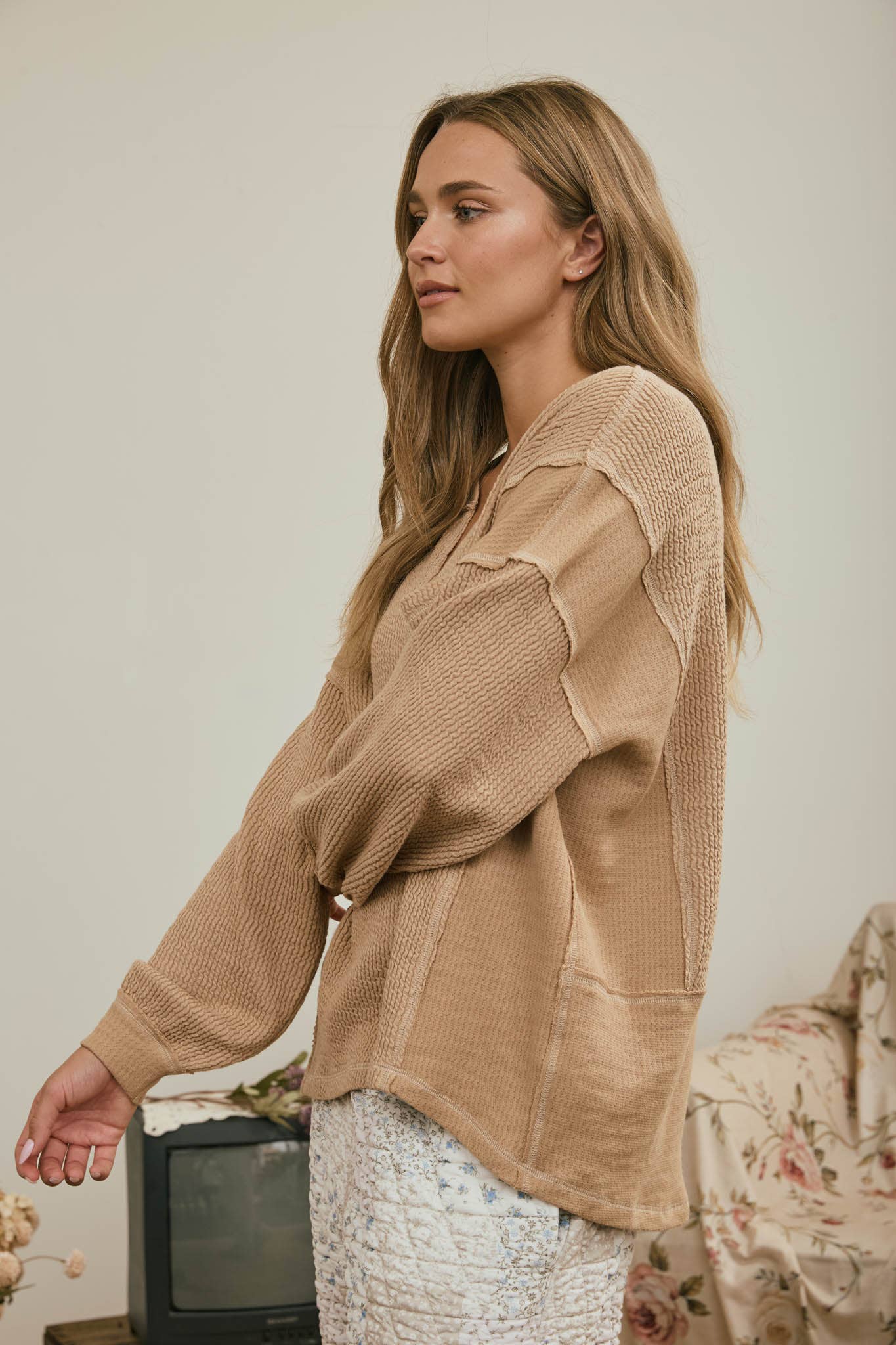 SPLIT NECK RAW EDGE LONG SLEEVE RIBBED KNIT TOP : KHAKI