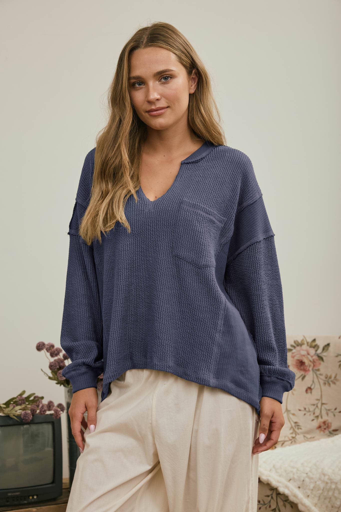 SPLIT NECK RAW EDGE LONG SLEEVE RIBBED KNIT TOP : KHAKI