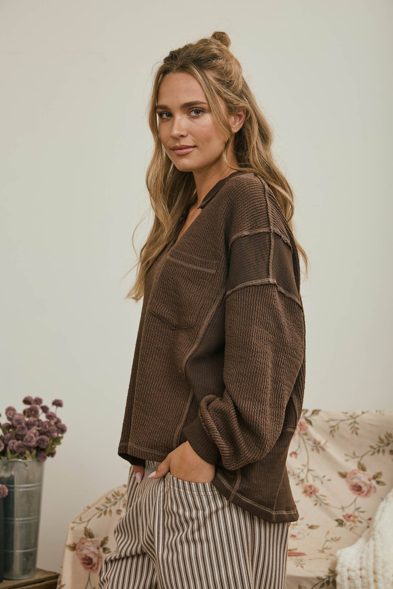 SPLIT NECK RAW EDGE LONG SLEEVE RIBBED KNIT TOP : KHAKI