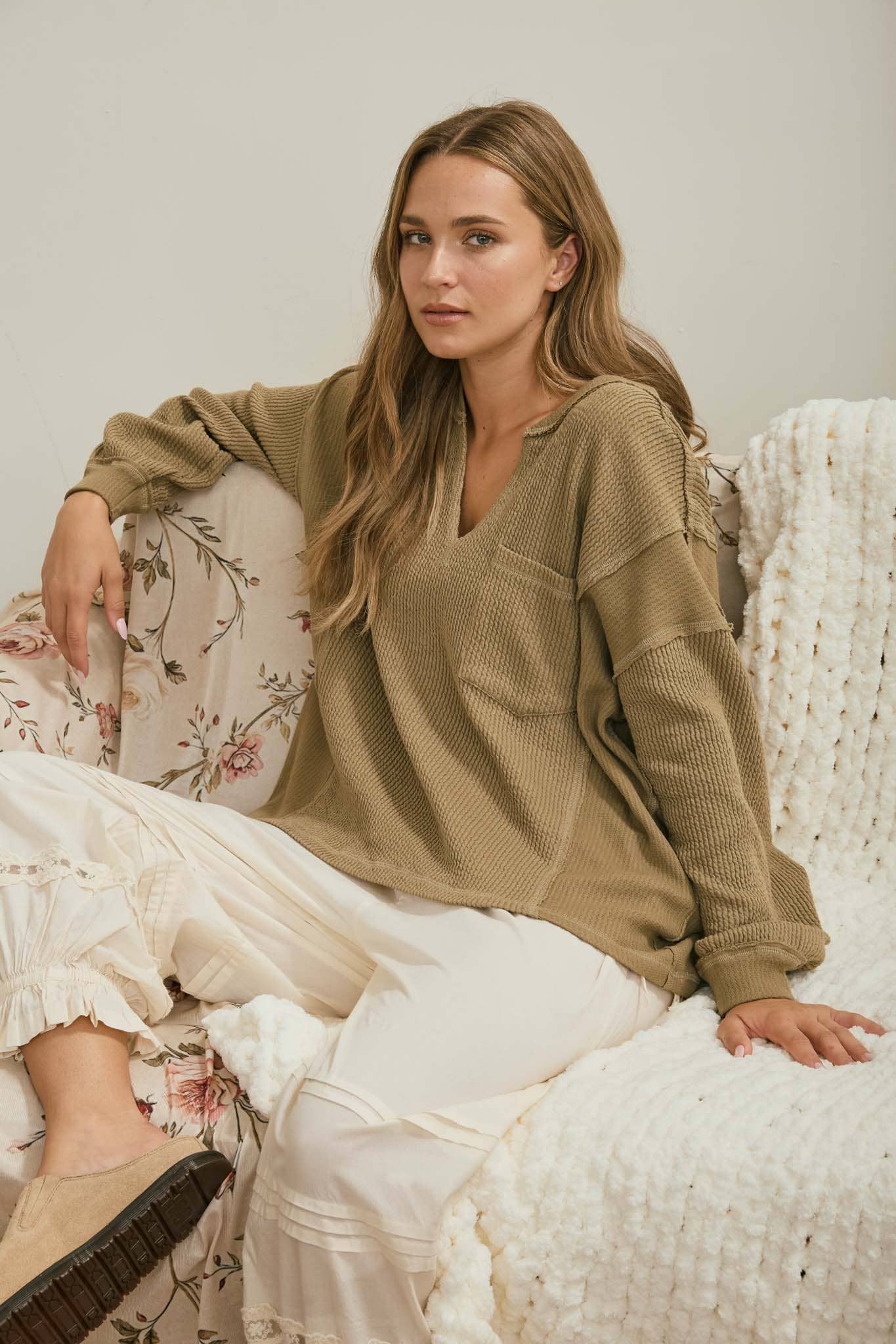 SPLIT NECK RAW EDGE LONG SLEEVE RIBBED KNIT TOP : KHAKI