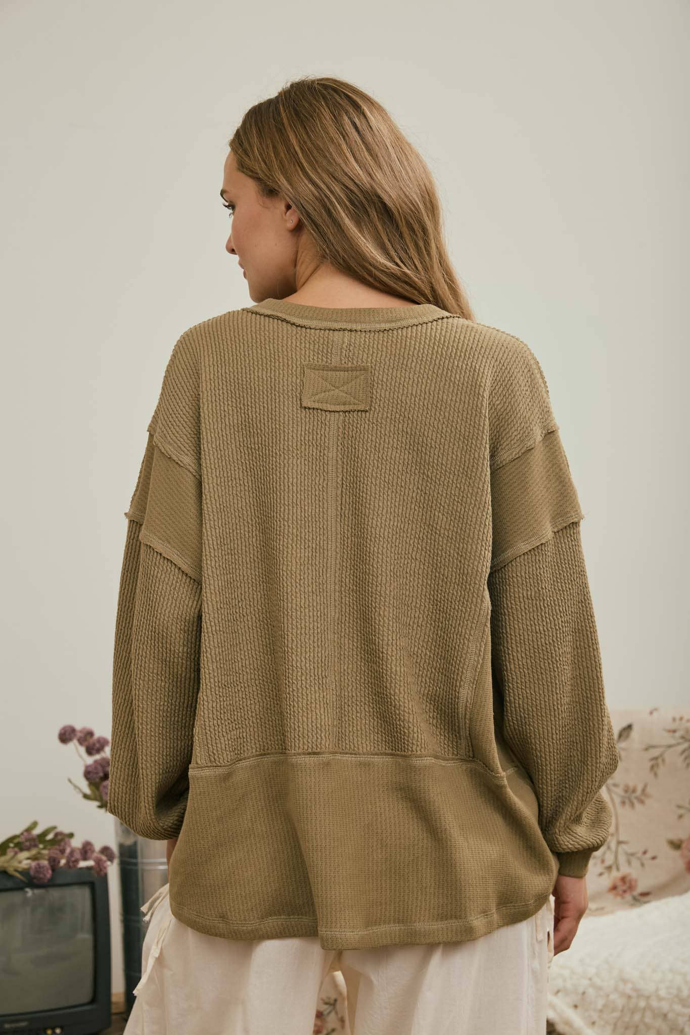 SPLIT NECK RAW EDGE LONG SLEEVE RIBBED KNIT TOP : KHAKI