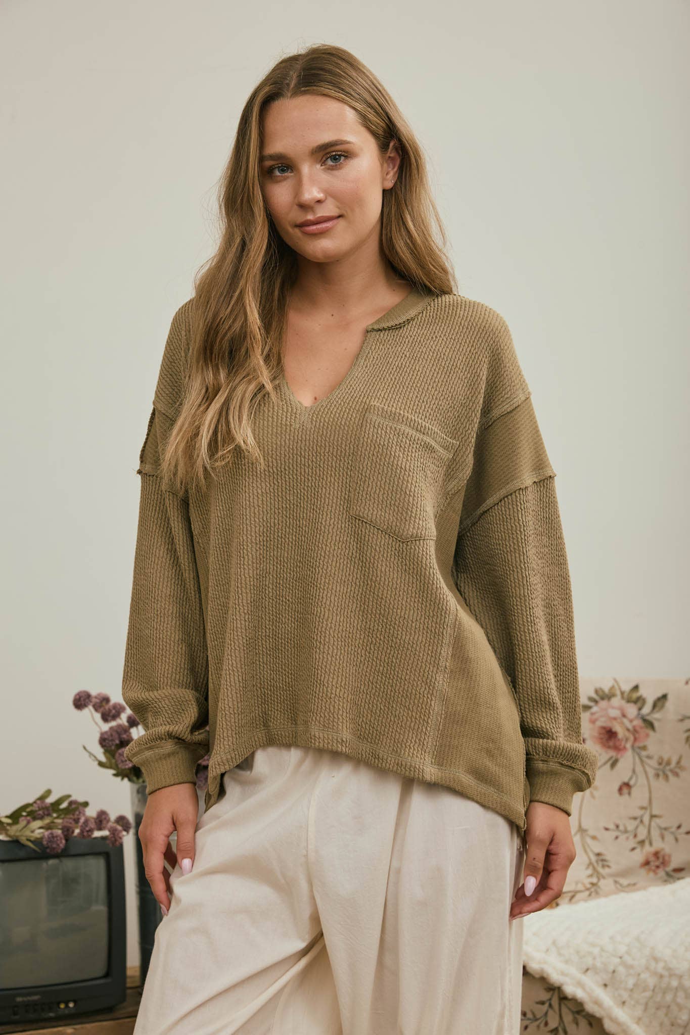 SPLIT NECK RAW EDGE LONG SLEEVE RIBBED KNIT TOP : KHAKI