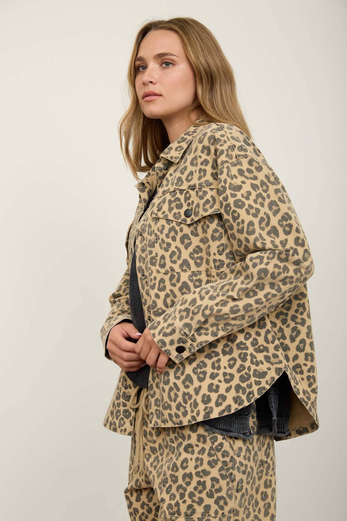 LEOPARD PRINT COLLARED BUTTON DOWN SHACKET : BROWN