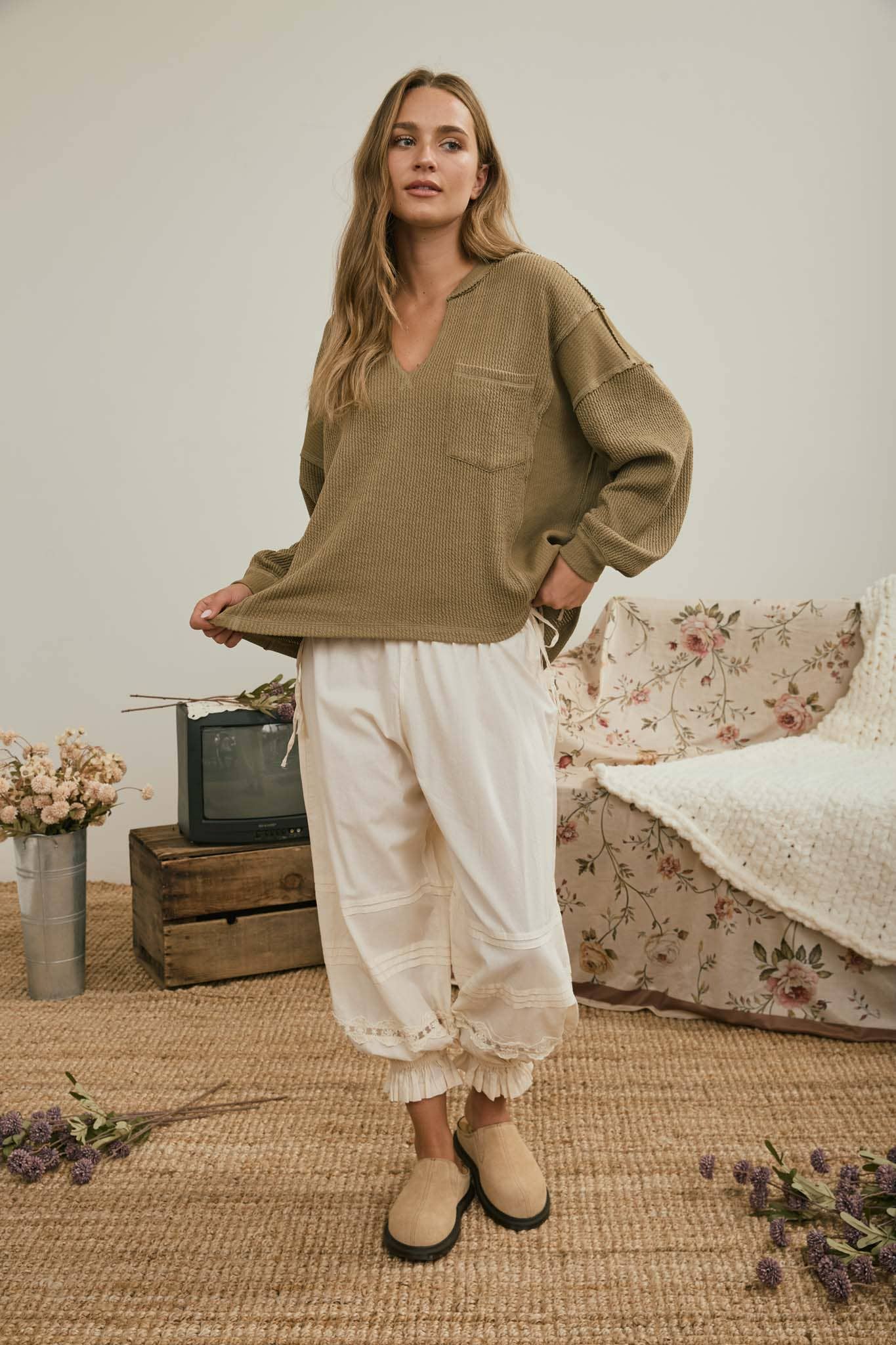 SPLIT NECK RAW EDGE LONG SLEEVE RIBBED KNIT TOP : KHAKI
