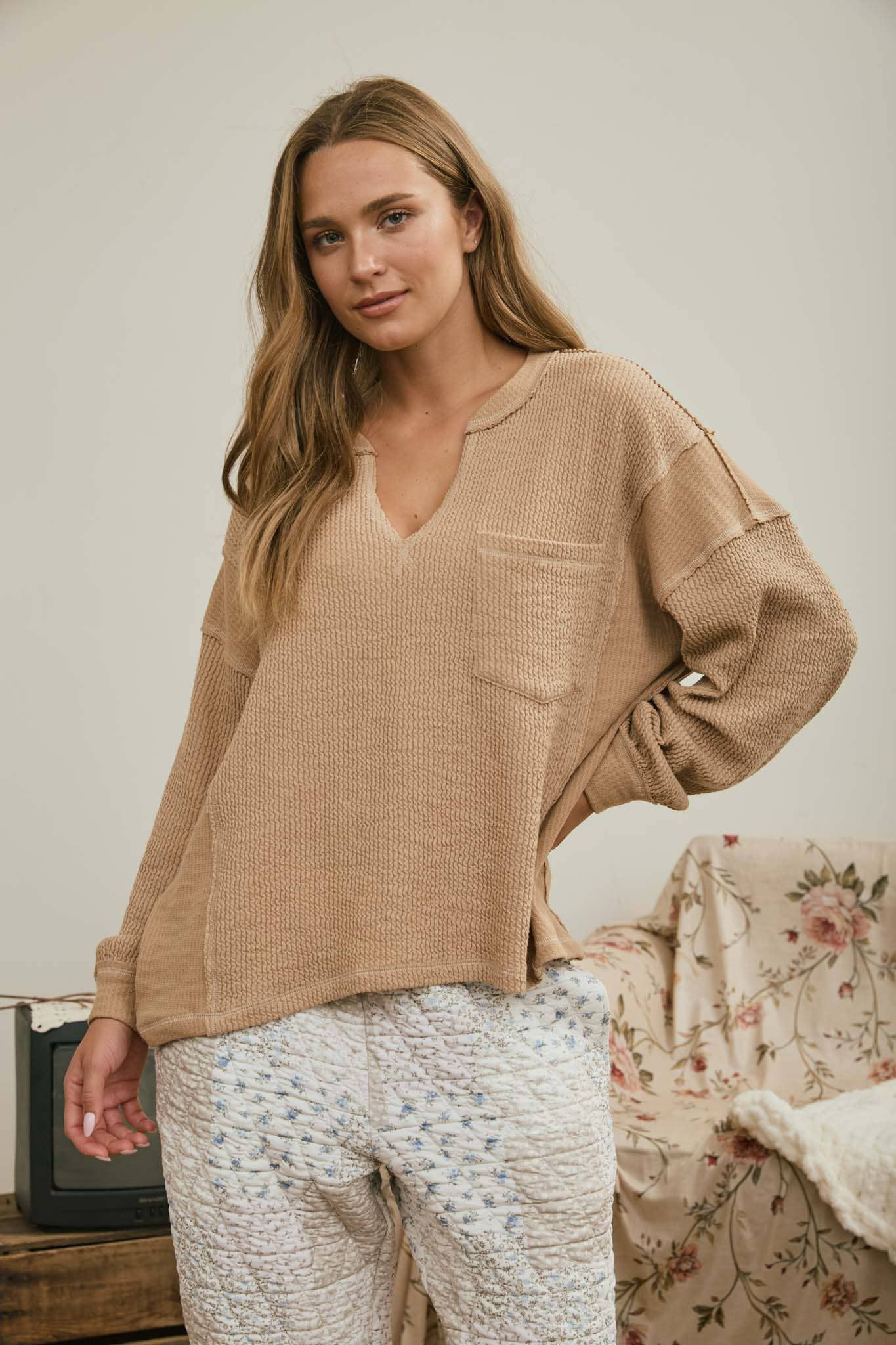 SPLIT NECK RAW EDGE LONG SLEEVE RIBBED KNIT TOP : KHAKI