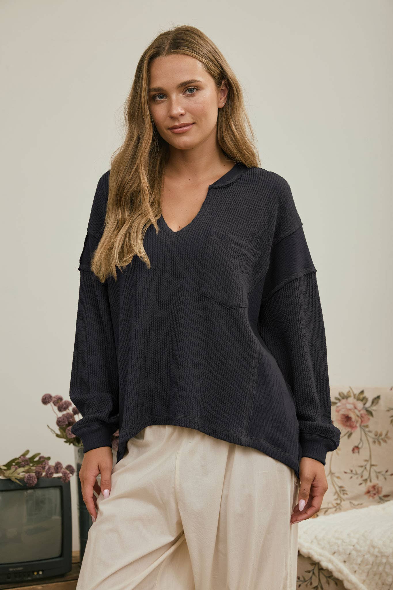 SPLIT NECK RAW EDGE LONG SLEEVE RIBBED KNIT TOP : KHAKI